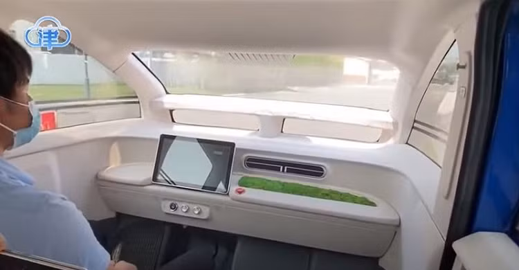 Tianjin không phải là mẫu EV năng lượng mặt trời đầu tiên trên thế giới. Vào tháng 3/2010, BYD đã cho ra mắt một biến thể của F3DM với các tấm pin mặt trời gắn trên mái nhà, nhưng với mức giá cao hơn 20.000 NDT (khoảng 69 triệu đồng) so với phiên bản tiêu chuẩn.