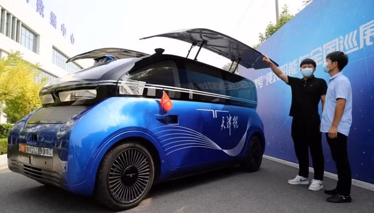 Tháng trước, Lightyear 0 – mẫu xe chạy bằng năng lượng mặt trời do công ty Lightyear của Hà Lan thiết kế, đã chính thức được mở bán. Tuy nhiên, mức giá cho Lightyear 0 được đánh giá là khá cao, lên đến 250.000 Euro (khoảng 5,75 tỷ đồng), do đó mẫu xe điện này khó có thể tiếp cận tới người dùng phổ thông.