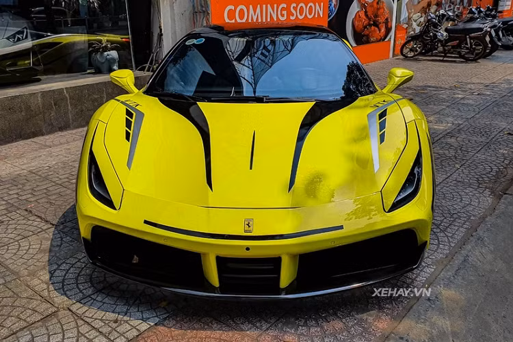 Tuy nhiên, mới đây, chiếc xe đã được bắt gặp trong một diện mạo hoàn toàn mới. Lần đổi màu này của Ferrari 488 GTB của Cường Đô la cũng được thực hiện bằng phương pháp dán decal, theo phong cách những mẫu xe đua thể thao cá tính.