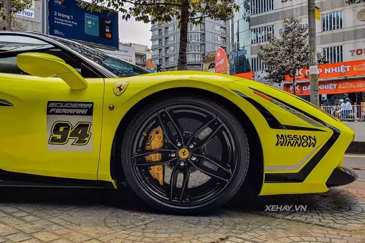 Đi kèm với đó còn là trang bị hộp số 7 cấp ly hợp kép Getrag. Nhờ đó, "Siêu ngựa" nước Ý có thể dễ dàng tăng tốc từ 0 - 100 km/h chỉ trong 3 giây trước khi chạm ngưỡng tối đa 330 km/h.