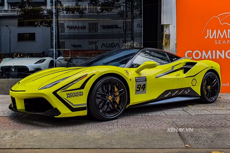 Tổng thể xe vô cùng nổi bật nhờ lớp decal màu xanh neon phối cùng bộ tem đua bắt mắt.