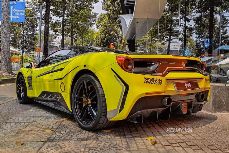 Không rõ vị đại gia có tiếng tại Tiền Giang đã tiêu tốn bao nhiêu tiền để làm đẹp cho chiếc siêu xe Ferrari 488 GTB của mình. Trên thị trường siêu xe Việt Nam, mức giá xe Ferrari 488 GTB đã qua sử dụng hiện khoảng trên dưới 10 tỷ đồng.