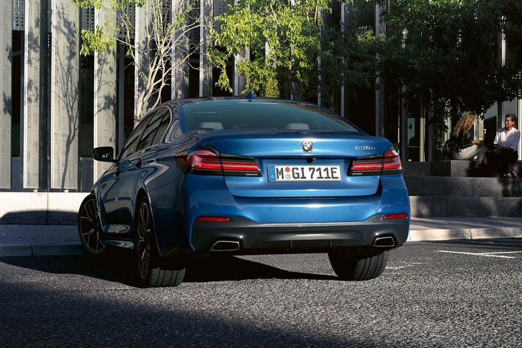 Thậm chí, có mẫu xe BMW lắp ráp còn rẻ hơn tới tận 770 triệu so với xe nhập khẩu. Trong bảng giá rò rỉ không có sự xuất hiện của BMW 5-Series lắp ráp nhưng nhiều khả năng xe cũng sẽ rẻ hơn xe nhập khẩu theo xu hướng chung. Tuy giá bán chưa được hé lộ nhưng thông số kỹ thuật của BMW 5-Series lắp ráp tại Việt Nam đã bị rò rỉ.
