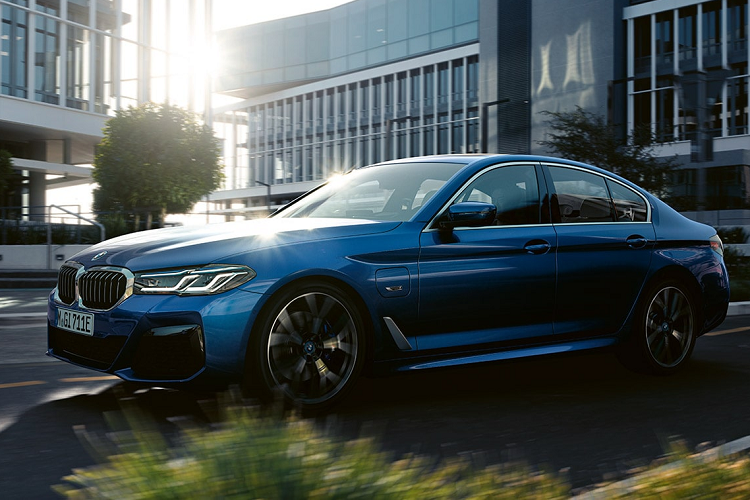 Trên BMW 520i M Sport lắp ráp trong nước, hệ thống đèn trước Laserlight tiên tiến xuất hiện để thay thế cho đèn LED thích ứng. Gói thiết kế ngoại thất M Sport mang đến cho BMW 520i M Sport lắp ráp thiết kế khỏe khoắn hơn ở đầu xe và đuôi xe. Ở bên trong xe, BMW 520i lắp ráp có nội thất bọc da Sensatec và các chi tiết ốp gỗ Fineline sang trọng.