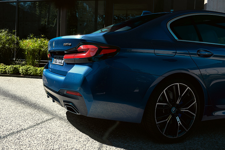 Xe sử dụng hệ dẫn động cầu sau và hộp số tự động 8 cấp Steptronic. Đây cũng chính là động cơ được sử dụng trên các mẫu xe BMW 5-Series nhập khẩu, trừ BMW 530i M Sport.