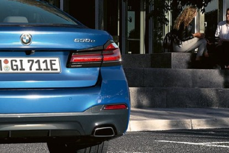 BMW 520i lắp ráp có lưới tản nhiệt hình quả thận đặc trưng của BMW. Bao quanh lưới tản nhiệt là viền kim loại mạ crôm sáng bóng để tăng độ sang trọng. Hệ thống đèn trước của BMW 520i có thiết kế sắc sảo và sử dụng công nghệ LED thích ứng. Xe sử dụng mâm hợp kim 19 inch kiểu chữ V.