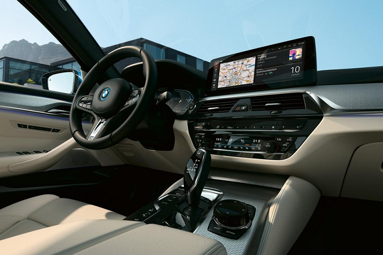 Bảng thông số này cho thấy xe sẽ chỉ có hai phiên bản là BMW 520i và 520i M Sport. Như vậy, so với xe nhập khẩu, BMW 5-Series lắp ráp bị cắt giảm bớt phiên bản 530i M Sport. Về mặt kích thước, cả hai phiên bản của BMW 5-Series lắp ráp đều có “số đo 3 vòng” dài x rộng x cao là 4.963 x 1.868 x 1.479 mm trong khi chiều dài cơ sở đạt 2.975 mm.