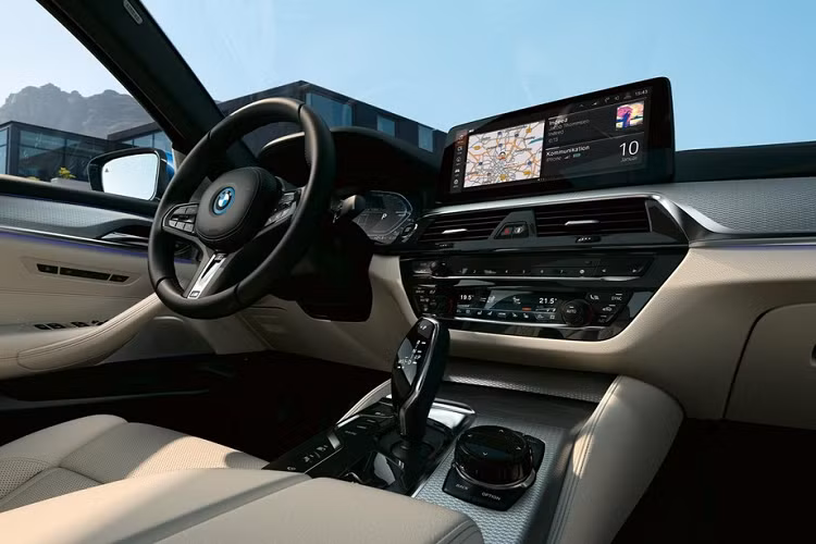 Bảng thông số này cho thấy xe sẽ chỉ có hai phiên bản là BMW 520i và 520i M Sport. Như vậy, so với xe nhập khẩu, BMW 5-Series lắp ráp bị cắt giảm bớt phiên bản 530i M Sport. Về mặt kích thước, cả hai phiên bản của BMW 5-Series lắp ráp đều có “số đo 3 vòng” dài x rộng x cao là 4.963 x 1.868 x 1.479 mm trong khi chiều dài cơ sở đạt 2.975 mm.