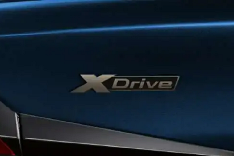 Những tiện nghi khác dành riêng cho BMW 520i M Sport gồm hệ thống hiển thị thông tin trên kính chắn gió HUD, hệ thống hỗ trợ lùi xe Reversing Assistant, phanh hiệu năng cao M Sport, nước hoa nội thất Ambient Air, đèn viền nội thất Ambient Light và các chi tiết nội thất ốp nhôm Rhombicle Smoke.