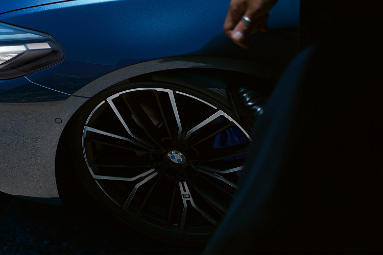 Bên cạnh những trang bị và tiện nghi cơ bản như trên, khách hàng mua BMW 520i M Sport lắp ráp còn có thêm trang bị cửa sổ trời chỉnh điện, vô lăng 3 chấu thể thao kiểu M Sport, hệ thống âm thanh vòm Harman Kardon và cửa hít.