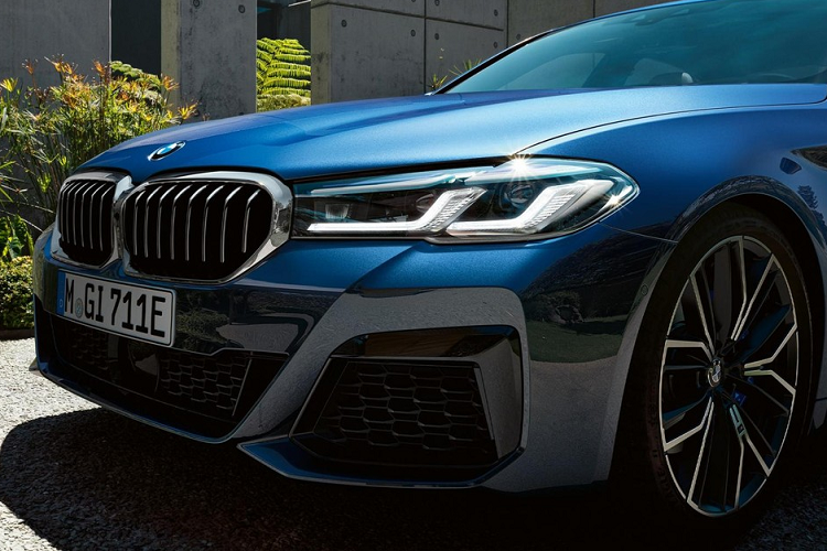 Mặc dù lịch trình khởi động dây chuyền lắp ráp BMW 5-Series mới và các mẫu xe khác vẫn chưa được THACO xác nhận nhưng đã xuất hiện tin đồn cho rằng giá của các mẫu xe sản xuất trong nước sẽ rẻ hơn nhiều so với xe nhập khẩu. Bảng giá bị rò rỉ sau đó không lâu cho thấy có sự chênh lệch rất lớn giữa giá xe BMW lắp ráp và xe nhập khẩu.
