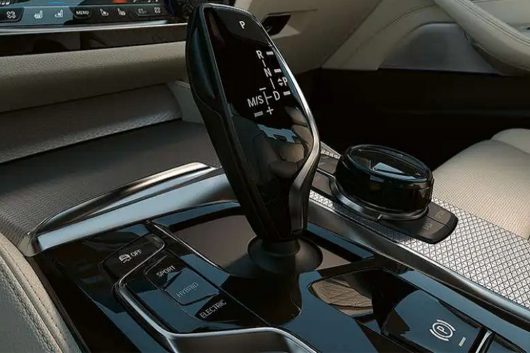 Trên táp-lô là bảng đồng hồ kỹ thuật số và màn hình cảm ứng trung tâm đều có kích thước 12,3 inch. Xe hỗ trợ kết nối Apple CarPlay và Android Auto không dây cũng như tính năng điều khiển bằng giọng nói. Các tiện nghi khác gồm điều hòa tự động 4 vùng độc lập, hệ thống hỗ trợ đỗ xe Parking Assistant, chìa khóa thông minh Comfort Access…