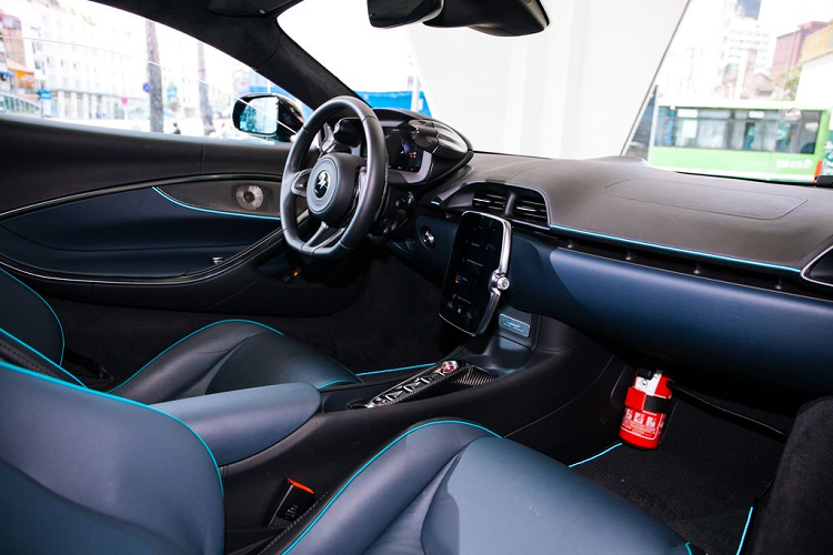 Trái tim của Artura là khối động cơ V6 twin-turbo dung tích 3.0L hoàn toàn mới. Với công suất tối đa lên đến 585 mã lực và mô-men xoắn 585 Nm, khối lượng của động cơ chỉ vỏn vẹn 160 kg – nhẹ hơn 50 kg và nhỏ gọn hơn động cơ V8 đặc trưng của McLaren.