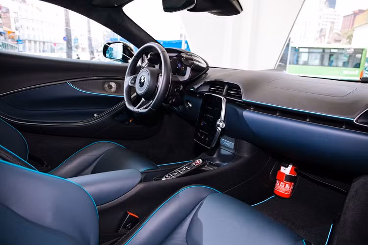 Trái tim của Artura là khối động cơ V6 twin-turbo dung tích 3.0L hoàn toàn mới. Với công suất tối đa lên đến 585 mã lực và mô-men xoắn 585 Nm, khối lượng của động cơ chỉ vỏn vẹn 160 kg – nhẹ hơn 50 kg và nhỏ gọn hơn động cơ V8 đặc trưng của McLaren.