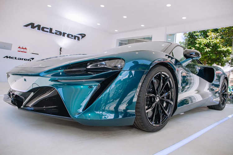Chiếc xe thừa hưởng cấu trúc sợi carbon trọng lượng siêu nhẹ (McLaren Carbon Lightweight Architecture – MCLA), tối ưu hóa cho thế hệ động cơ mới của dòng xe hybrid hiệu suất cao (HPH). Cơ cấu này được được gia công trực tiếp trong trung tâm công nghệ McLaren Composites Technology Centre (MCTC) tại Sheffield.