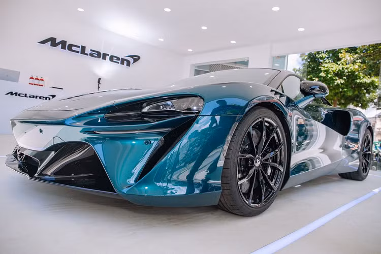 Chiếc xe thừa hưởng cấu trúc sợi carbon trọng lượng siêu nhẹ (McLaren Carbon Lightweight Architecture – MCLA), tối ưu hóa cho thế hệ động cơ mới của dòng xe hybrid hiệu suất cao (HPH). Cơ cấu này được được gia công trực tiếp trong trung tâm công nghệ McLaren Composites Technology Centre (MCTC) tại Sheffield.