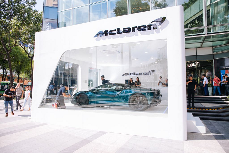 Bộ pin bổ trợ cho động cơ điện bao gồm 5 module được làm từ lithium-ion, cung cấp khả năng dự trữ năng lượng 7.4 kWh. Khi sử dụng chế độ E-Mode, cơ cấu này sẽ cung cấp năng lượng để chiếc xe có thể di chuyển quãng đường tối đa 30 km mà không sản sinh khí thải. Bộ phận này được làm mát bằng chất lỏng và được bố trí trực tiếp trên khung xe làm từ sợi carbon. Điều này mang đến khả năng phân bổ trọng lượng hợp lý và bảo vệ được bộ pin điện khi có va chạm.