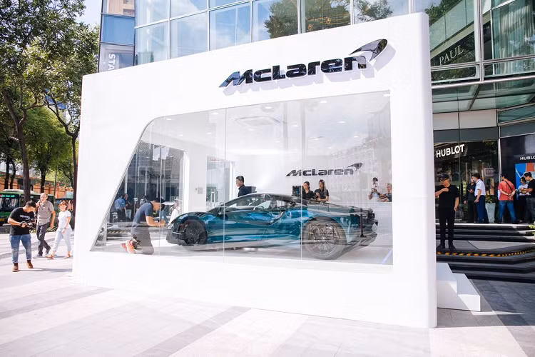 Bộ pin bổ trợ cho động cơ điện bao gồm 5 module được làm từ lithium-ion, cung cấp khả năng dự trữ năng lượng 7.4 kWh. Khi sử dụng chế độ E-Mode, cơ cấu này sẽ cung cấp năng lượng để chiếc xe có thể di chuyển quãng đường tối đa 30 km mà không sản sinh khí thải. Bộ phận này được làm mát bằng chất lỏng và được bố trí trực tiếp trên khung xe làm từ sợi carbon. Điều này mang đến khả năng phân bổ trọng lượng hợp lý và bảo vệ được bộ pin điện khi có va chạm.