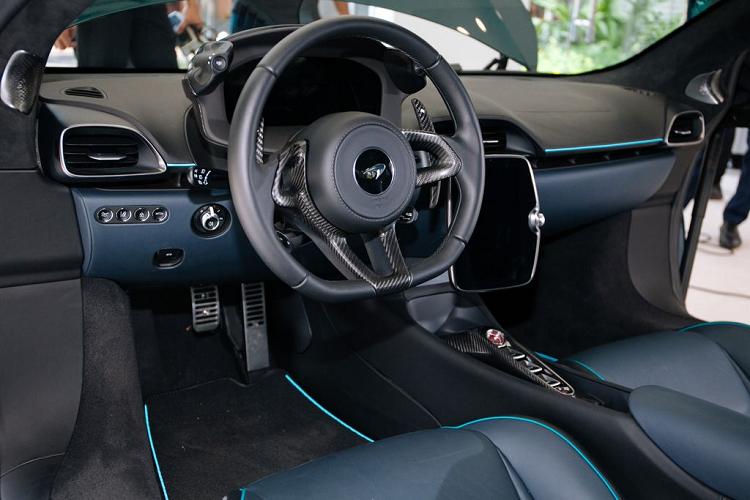 Cách bố trí góc nghiêng xylanh lên đến 120o cho phép các kỹ sư đặt bộ tăng áp nằm giữa 2 dãy xylanh, giúp giảm không gian mà chi tiết này chiếm dụng cũng như hạ thấp trọng tâm của xe. Bên cạnh đó, cơ cấu này cũng giảm bớt hiện tượng hao phí động năng dòng khí thải khi di chuyển vào bộ tăng áp, nâng giới hạn vòng quay tối đa của trục khuỷu lên đến 8,500 vòng/phút, tối ưu hóa khả năng vận hành và khả năng phản hồi từ động cơ.