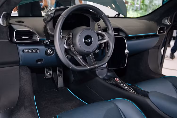 Cách bố trí góc nghiêng xylanh lên đến 120o cho phép các kỹ sư đặt bộ tăng áp nằm giữa 2 dãy xylanh, giúp giảm không gian mà chi tiết này chiếm dụng cũng như hạ thấp trọng tâm của xe. Bên cạnh đó, cơ cấu này cũng giảm bớt hiện tượng hao phí động năng dòng khí thải khi di chuyển vào bộ tăng áp, nâng giới hạn vòng quay tối đa của trục khuỷu lên đến 8,500 vòng/phút, tối ưu hóa khả năng vận hành và khả năng phản hồi từ động cơ.