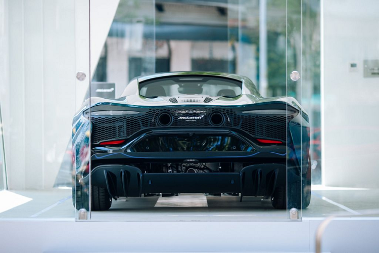 Với thiết kế PHEV, Artura có khả năng sạc đầy đến 80% chỉ trong 2.5 giờ thông qua cáp EVSE tiêu chuẩn. Bộ pin điện có thể thu nhận năng lượng từ động cơ đốt trong, và tùy biến theo chế độ lái đang sử dụng. Với mong muốn mang tinh thần của đường đua đến với những người yêu tốc độ thông qua những mẫu xe thương mại, McLaren đã dày công nghiên cứu và tạo nên những công nghệ đột phá nhằm mang đến cảm giác lái đích thực trên chiếc Artura.