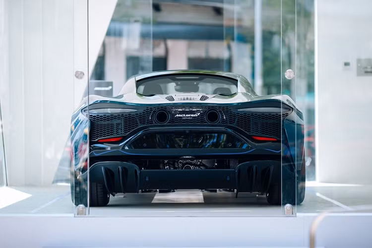 Với thiết kế PHEV, Artura có khả năng sạc đầy đến 80% chỉ trong 2.5 giờ thông qua cáp EVSE tiêu chuẩn. Bộ pin điện có thể thu nhận năng lượng từ động cơ đốt trong, và tùy biến theo chế độ lái đang sử dụng. Với mong muốn mang tinh thần của đường đua đến với những người yêu tốc độ thông qua những mẫu xe thương mại, McLaren đã dày công nghiên cứu và tạo nên những công nghệ đột phá nhằm mang đến cảm giác lái đích thực trên chiếc Artura.