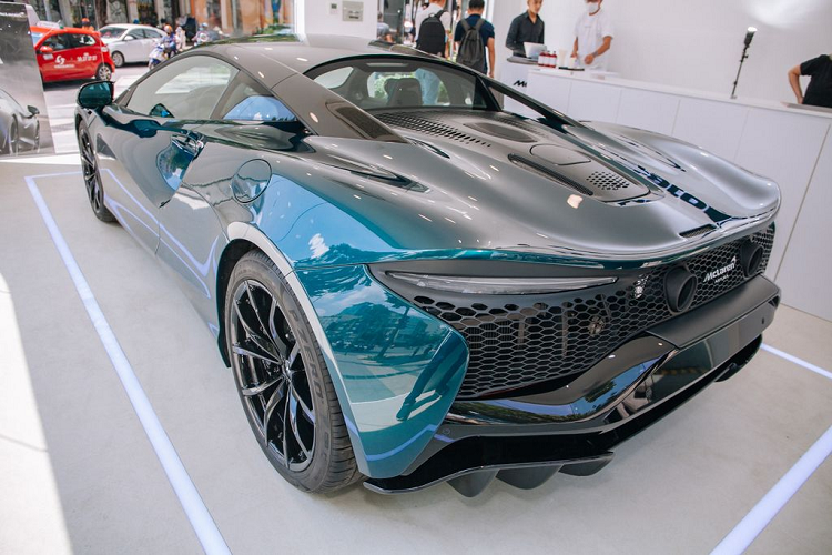 Bên cạnh đó, việc tinh giảm hệ thống động cơ điện và dây dẫn nhỏ gọn giúp Artura có khối lượng khô tối thiểu chỉ 1,395 kg. Tổng khối lượng của hệ thống động cơ hybrid chỉ nặng khoảng 130 kg (bao gồm bộ pin điện 88 kg và động cơ điện 15.4 kg), giúp tổng khối lượng ướt của xe đạt mức 1,498 kg.