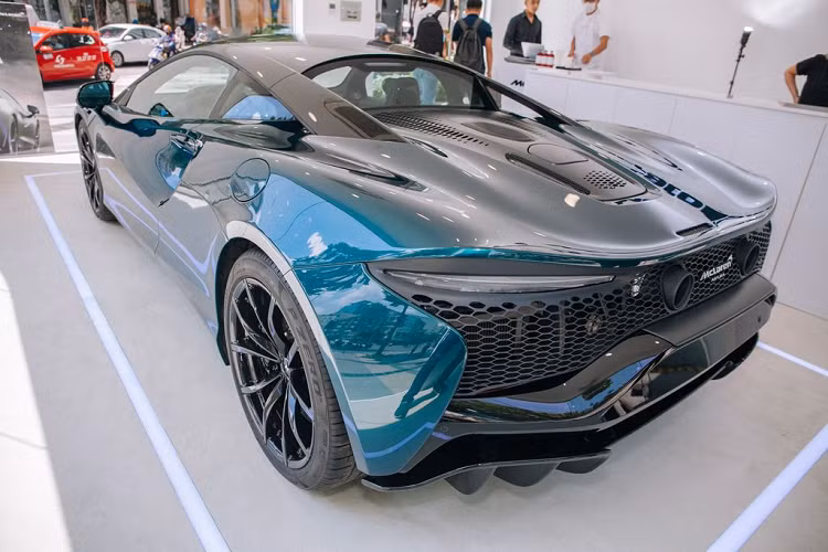 Bên cạnh đó, việc tinh giảm hệ thống động cơ điện và dây dẫn nhỏ gọn giúp Artura có khối lượng khô tối thiểu chỉ 1,395 kg. Tổng khối lượng của hệ thống động cơ hybrid chỉ nặng khoảng 130 kg (bao gồm bộ pin điện 88 kg và động cơ điện 15.4 kg), giúp tổng khối lượng ướt của xe đạt mức 1,498 kg.