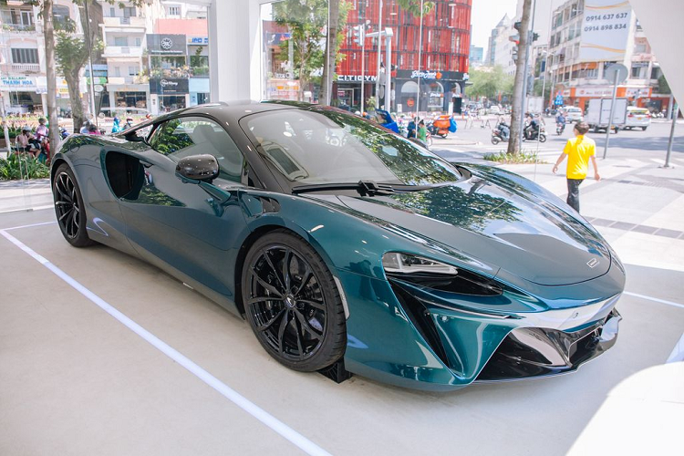 Sáng ngày 25/7, chiếc McLaren Artura chính hãng đã được trưng bày tại Trung Tâm Thương Mại Saigon Centre nhằm giới thiệu đến với giới truyền thông và giới mộ điệu tại TP.HCM.