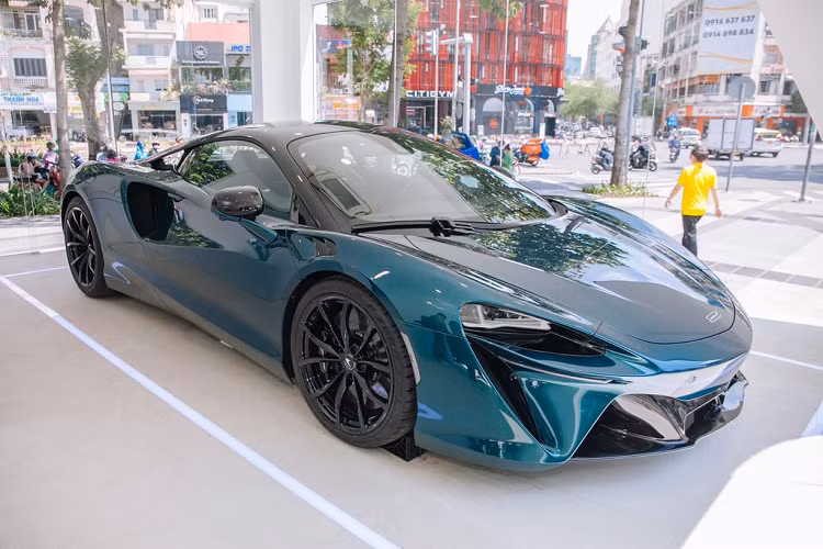 Sáng ngày 25/7, chiếc McLaren Artura chính hãng đã được trưng bày tại Trung Tâm Thương Mại Saigon Centre nhằm giới thiệu đến với giới truyền thông và giới mộ điệu tại TP.HCM.