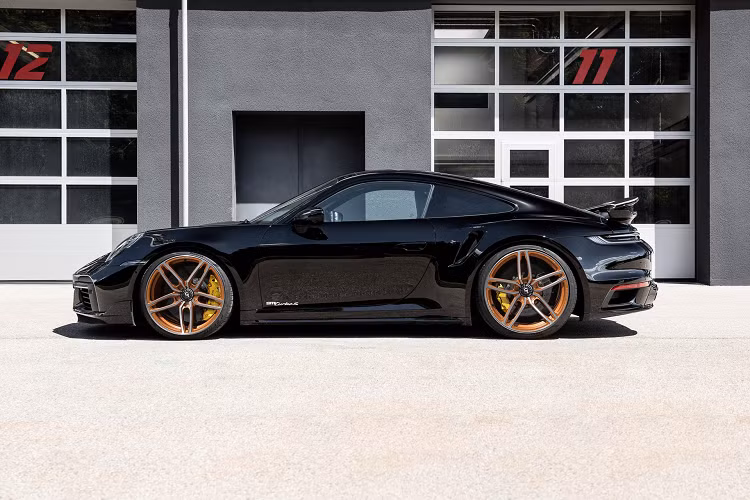Gói Porsche 911 Turbo S độ G Power này đem tới cho chiếc xe sức mạnh đầu ra tổng cộng 800 mã lực cùng một bộ mâm độ giúp hoàn thiện hơn diện mạo tổng thể của chiếc xe độ.