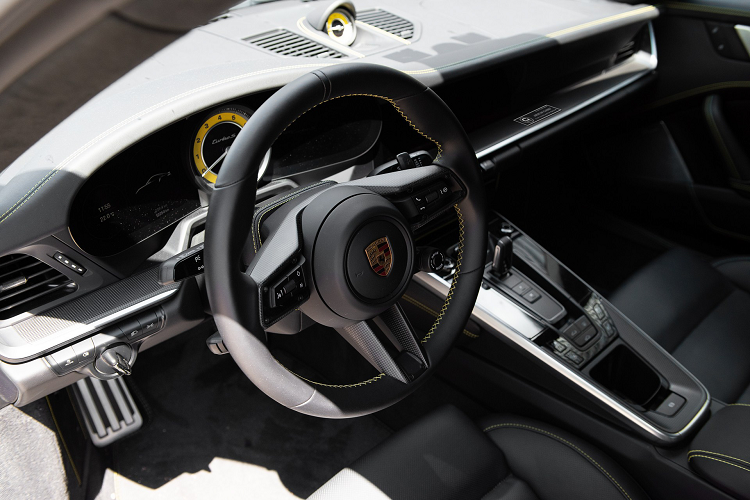 Một số sửa đổi khác đang được phát triển cho mẫu xe thể thao của Đức như phần mui xe bằng sợi carbon và cánh gió phía sau bằng sợi carbon giúp cắt giảm trọng lượng tổng thể của chiếc xe.