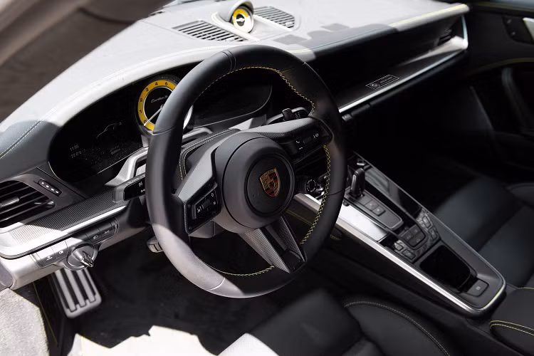 Một số sửa đổi khác đang được phát triển cho mẫu xe thể thao của Đức như phần mui xe bằng sợi carbon và cánh gió phía sau bằng sợi carbon giúp cắt giảm trọng lượng tổng thể của chiếc xe.