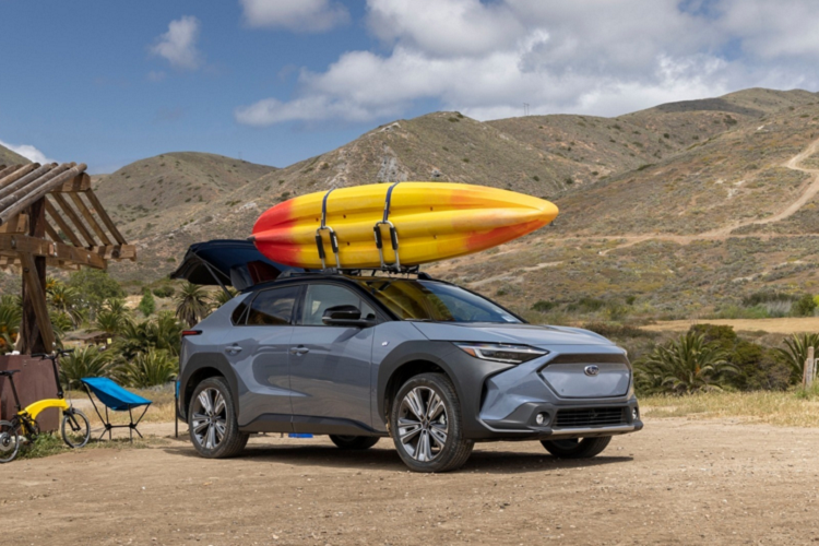 Sau hai mẫu xe thể thao Subaru BRZ và Toyota 86, hai hãng xe Subaru và Toyota một lần nữa lại bắt tay nhau cùng chia sẻ nền tảng cho một dòng xe hoàn toàn mới – Subaru Solterra 2023. Về cơ bản, Subaru Solterra 2023 được phát triển dựa trên nền tảng của Toyota bZX4 đã ra mắt trước đó. Subaru Solterra 2023 cũng đánh dấu là mẫu xe CUV chạy điện đầu tiên của thương hiệu Subaru.