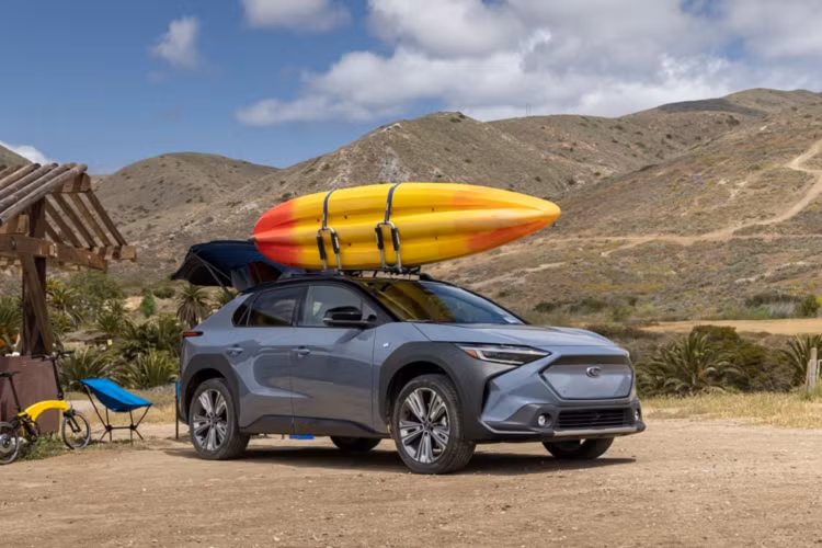 Sau hai mẫu xe thể thao Subaru BRZ và Toyota 86, hai hãng xe Subaru và Toyota một lần nữa lại bắt tay nhau cùng chia sẻ nền tảng cho một dòng xe hoàn toàn mới – Subaru Solterra 2023. Về cơ bản, Subaru Solterra 2023 được phát triển dựa trên nền tảng của Toyota bZX4 đã ra mắt trước đó. Subaru Solterra 2023 cũng đánh dấu là mẫu xe CUV chạy điện đầu tiên của thương hiệu Subaru.