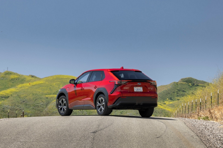 Đối với bản Solterra Limited, xe có ngoại thất cao cấp hơn nhờ vào đèn sương mù LED và bánh xe hợp kim nhôm 20 inch. Bản này có cần gạt nước cảm biến mưa, thanh vịn trên nóc xe và cửa nâng điện. Nội thất Solterra Limited được bọc da StarTex, ghế sau có sưởi và ghế lái chỉnh điện 10 hướng. Người mua cũng sẽ tìm thấy tính năng sạc điện thoại không dây, vô lăng sưởi, HomeLink và hệ thống thông tin giải trí 12,3 inch lớn hơn.