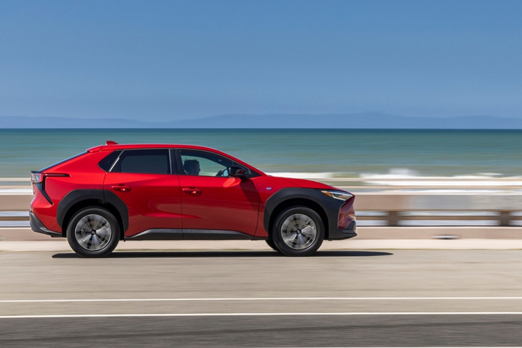 Vì được phát triển trên cùng nền tảng của Toyota bZX4, ngoại thất của Subaru Solterra 2023 mang thiết kế tổng thể tương đương với “người anh em” bZX4. Subaru Solterra 2023 mang nhiều điểm thiết kế giống với Toyota bZX4 bao gồm cụm đèn pha, hốc gió trước, đèn hậu. Chi tiết khác biệt giữa hai mẫu xe này là logo, bên cạnh Subaru Solterra 2023 mới có thêm mặt ca-lăng giống xe điện Mustang Mach-E, trong khi Toyota bZX4 thì không có.