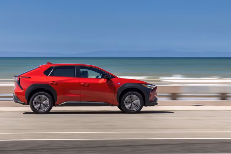 Vì được phát triển trên cùng nền tảng của Toyota bZX4, ngoại thất của Subaru Solterra 2023 mang thiết kế tổng thể tương đương với “người anh em” bZX4. Subaru Solterra 2023 mang nhiều điểm thiết kế giống với Toyota bZX4 bao gồm cụm đèn pha, hốc gió trước, đèn hậu. Chi tiết khác biệt giữa hai mẫu xe này là logo, bên cạnh Subaru Solterra 2023 mới có thêm mặt ca-lăng giống xe điện Mustang Mach-E, trong khi Toyota bZX4 thì không có.