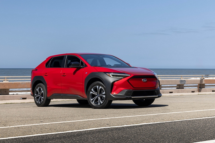 Dự kiến sẽ đến các đại lý ở Mỹ vào mùa hè này với 3 phiên bản Premium, Limited và Touring. Trong đó, giá xe Subaru Solterra 2023 bản Premium khởi điểm từ 44.995 USD (tương đương 1 tỷ đồng), Limited có giá từ 48,495 USD (1,1 tỷ đồng), và Touring từ 51.995 USD (1,2 tỷ đồng).