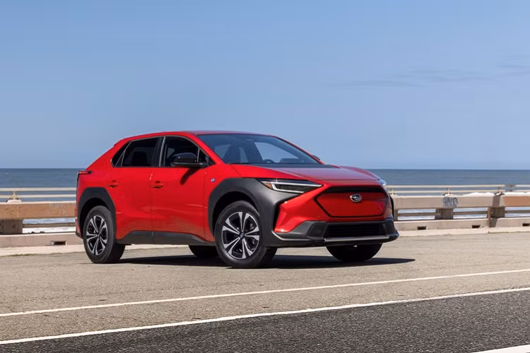 Dự kiến sẽ đến các đại lý ở Mỹ vào mùa hè này với 3 phiên bản Premium, Limited và Touring. Trong đó, giá xe Subaru Solterra 2023 bản Premium khởi điểm từ 44.995 USD (tương đương 1 tỷ đồng), Limited có giá từ 48,495 USD (1,1 tỷ đồng), và Touring từ 51.995 USD (1,2 tỷ đồng).