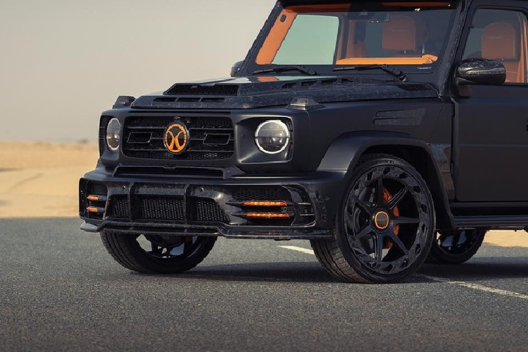 Bên trong, mọi thứ đáng tiếc là không đẹp đẽ hơn nhiều so với G63 tiêu chuẩn. Mọi bề mặt trong cabin đều được bọc da êm ái sang trọng, nhưng nó được hoàn thiện bằng màu cam khá lòe loẹt. May mắn, khách hàng có thể lựa chọn trang trí buồng lái theo những màu sắc trang nhã hơn.