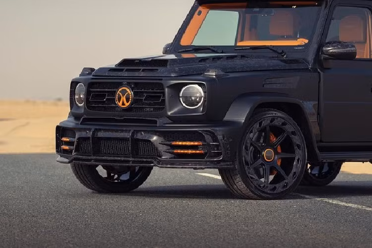 Bên trong, mọi thứ đáng tiếc là không đẹp đẽ hơn nhiều so với G63 tiêu chuẩn. Mọi bề mặt trong cabin đều được bọc da êm ái sang trọng, nhưng nó được hoàn thiện bằng màu cam khá lòe loẹt. May mắn, khách hàng có thể lựa chọn trang trí buồng lái theo những màu sắc trang nhã hơn.