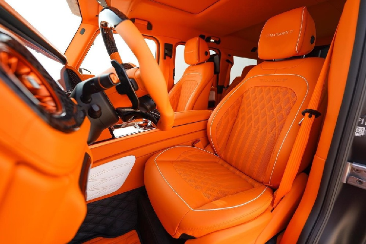 Bên cạnh đó, Mansory còn sử dụng rất nhiều chất liệu sợi carbon đúc, áp dụng chúng trên gần như mọi tấm ốp thân vỏ, bao gồm cả trên những la-zăng lớn. Nhờ vậy, bản độ này đúng thực là có diện mạo đặc trưng và sẽ nổi bật trong biển G-Class. Mansory nói rằng khách hàng sẽ có thể lựa chọn cá nhân hóa chiếc Gronos Evo S P900 của họ với nhiều sắc thái khác nhau.