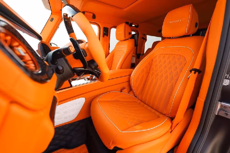 Bên cạnh đó, Mansory còn sử dụng rất nhiều chất liệu sợi carbon đúc, áp dụng chúng trên gần như mọi tấm ốp thân vỏ, bao gồm cả trên những la-zăng lớn. Nhờ vậy, bản độ này đúng thực là có diện mạo đặc trưng và sẽ nổi bật trong biển G-Class. Mansory nói rằng khách hàng sẽ có thể lựa chọn cá nhân hóa chiếc Gronos Evo S P900 của họ với nhiều sắc thái khác nhau.