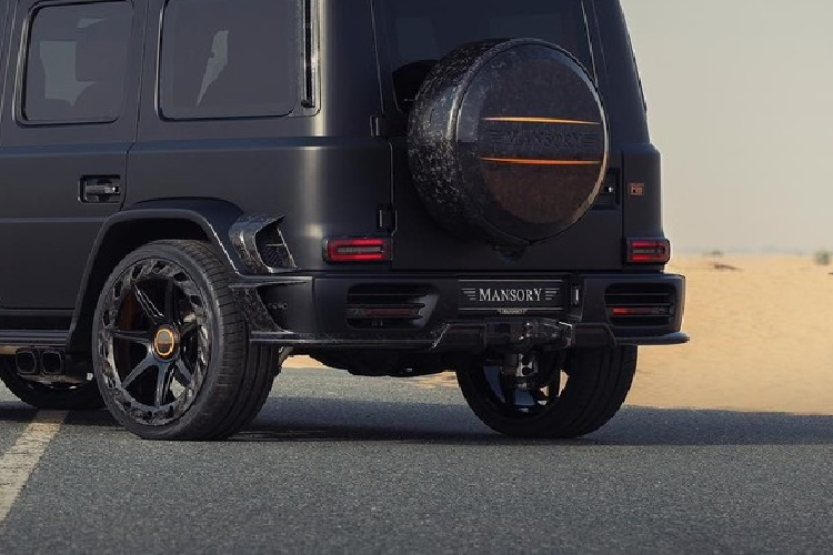 Những chi tiết kim loại được tìm thấy trong cabin cũng đã được xử lý thành màu cam và trông gần giống như đồng. Có lẽ nếu phối hợp với một không gian chủ yếu tối màu, chúng sẽ tạo nên nét tương phản đẹp hơn.