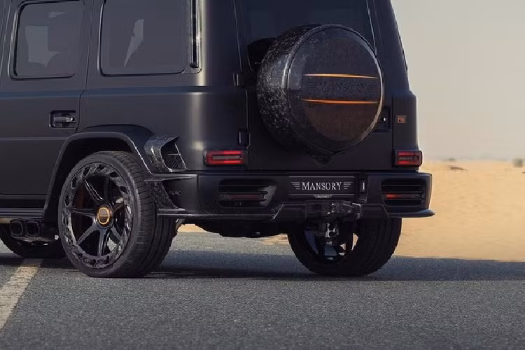 Những chi tiết kim loại được tìm thấy trong cabin cũng đã được xử lý thành màu cam và trông gần giống như đồng. Có lẽ nếu phối hợp với một không gian chủ yếu tối màu, chúng sẽ tạo nên nét tương phản đẹp hơn.