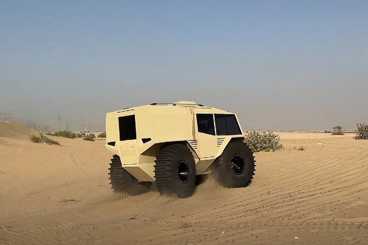 Đây rõ ràng không phải là mẫu xe địa hình thông thường và ngoại hình của nó cũng đủ cho biết điều đó. Được thiết kế bởi công ty Atlas Industry của Ukraine vào năm 2019, cỗ máy này được tạo ra để chịu đựng những điều kiện khắc nghiệt.