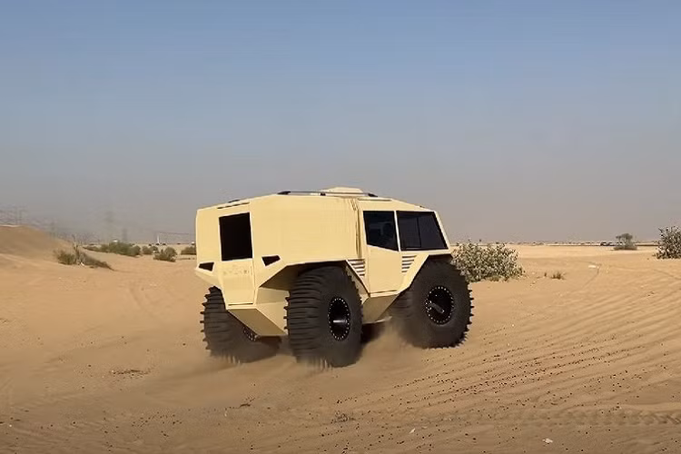 Đây rõ ràng không phải là mẫu xe địa hình thông thường và ngoại hình của nó cũng đủ cho biết điều đó. Được thiết kế bởi công ty Atlas Industry của Ukraine vào năm 2019, cỗ máy này được tạo ra để chịu đựng những điều kiện khắc nghiệt.