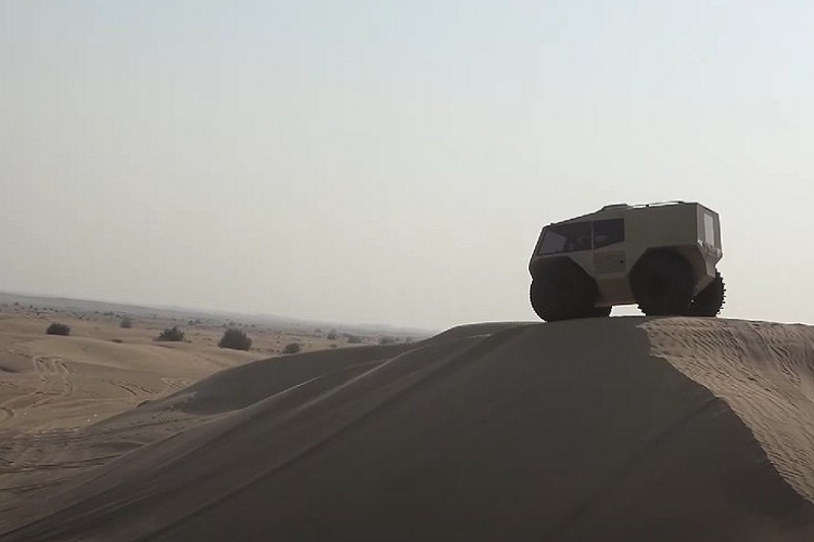 Khi được bơm căng ở áp suất khuyến nghị bởi nhà sản xuất, những chiếc lốp này cao 1,65 mét, rất hữu ích để giữ cho xe nổi trên mặt nước. Anh chàng Sergi Galiano của kênh YouTube nổi tiếng “Supercar Blondie” đã có cơ hội chạy thử nó trên cát để xem nó hoạt động như thế nào.