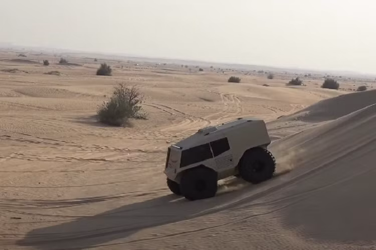 Atlas kết hợp khả năng đi xuyên quốc gia thượng thừa với một thiết kế hiện đại, cho phép bất kỳ người lái xe nào cũng có thể mang nó ra đường xá công cộng - hoặc một hồ nước nào đó. Đúng vậy, chiếc xe to lớn này có thể di chuyển trên mặt nước, nhờ những chiếc lốp khổng lồ đó.